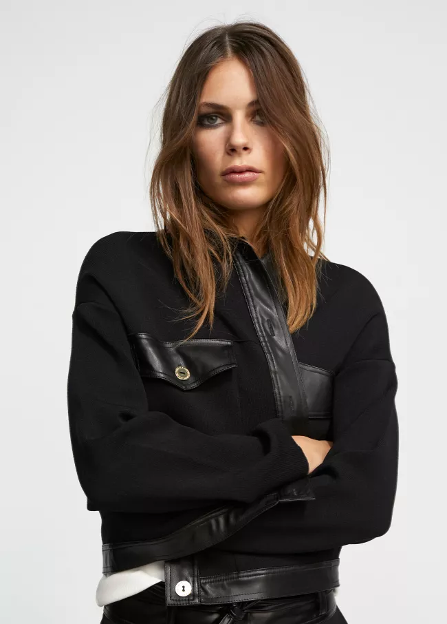 Chaqueta negra con detalles efecto piel