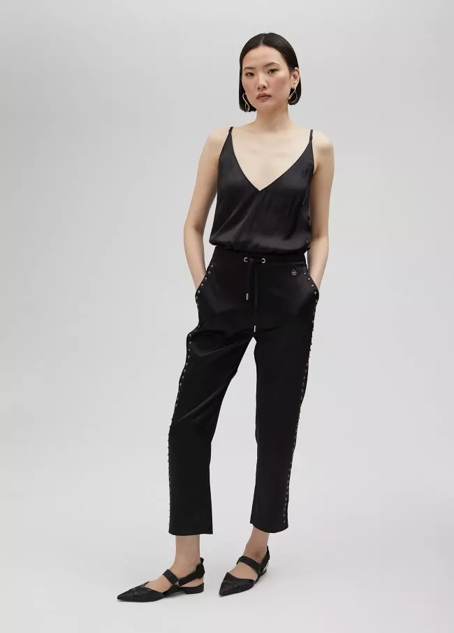Jogger tachas satén