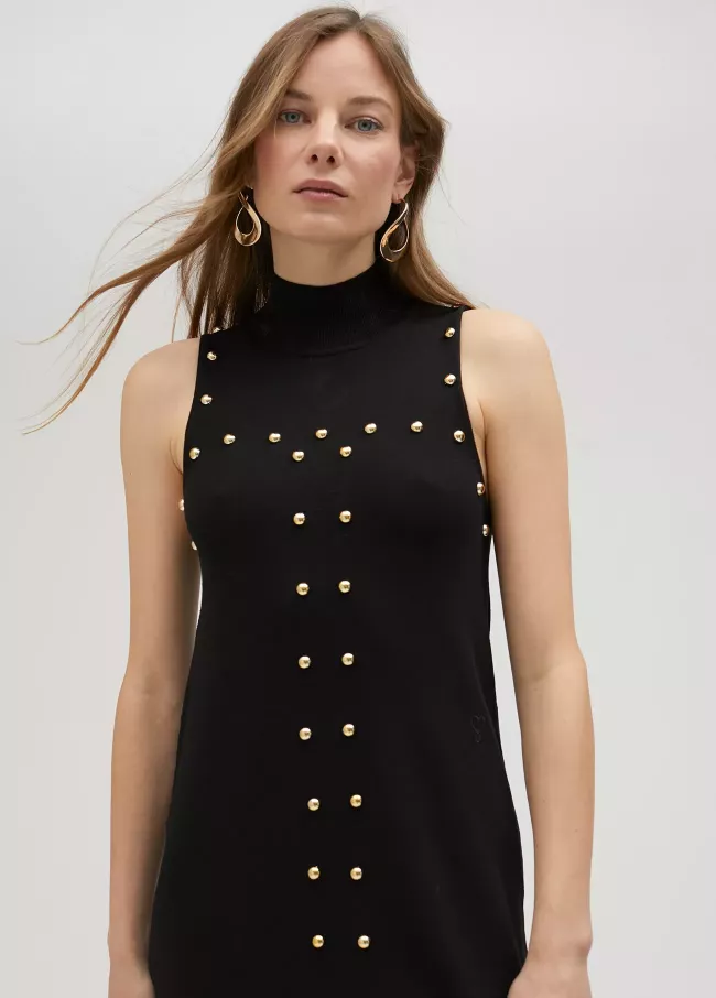 Vestido negro de punto con tachas