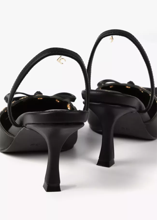 Zapato de tacón detalles metálicos