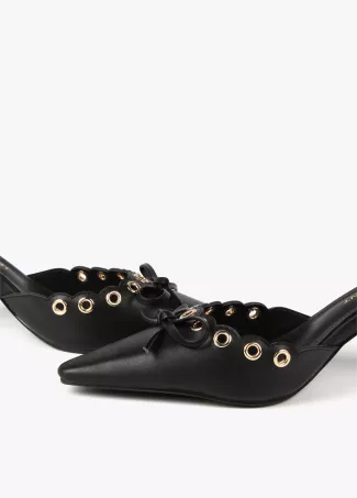 Zapato de tacón detalles metálicos