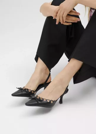 Zapato de tacón detalles metálicos