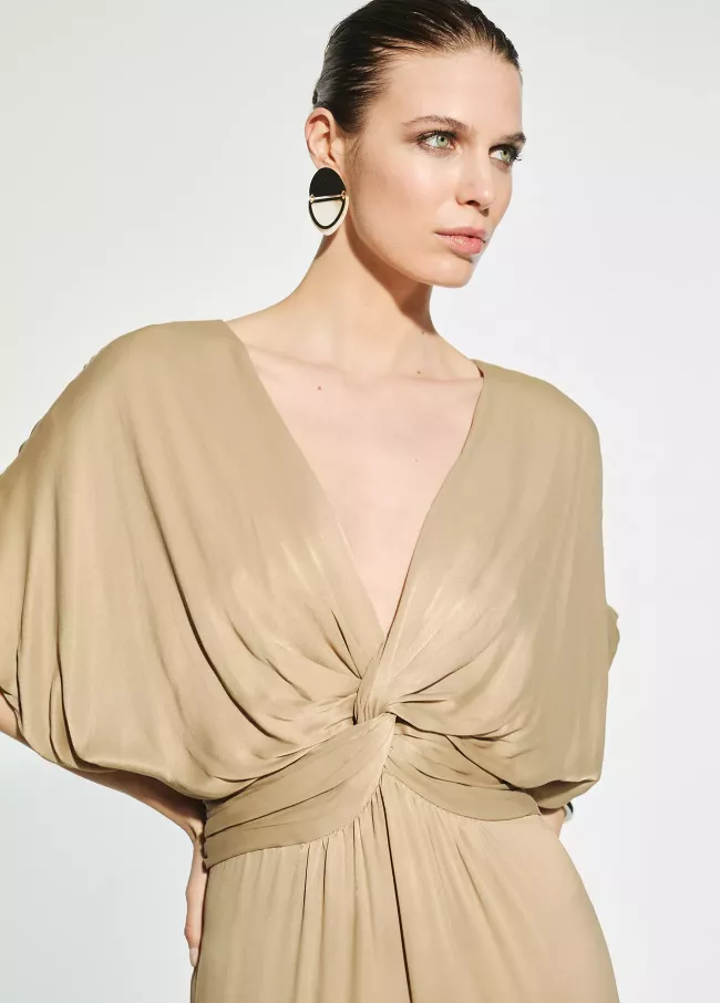 Vestido largo con drapeado en cintura