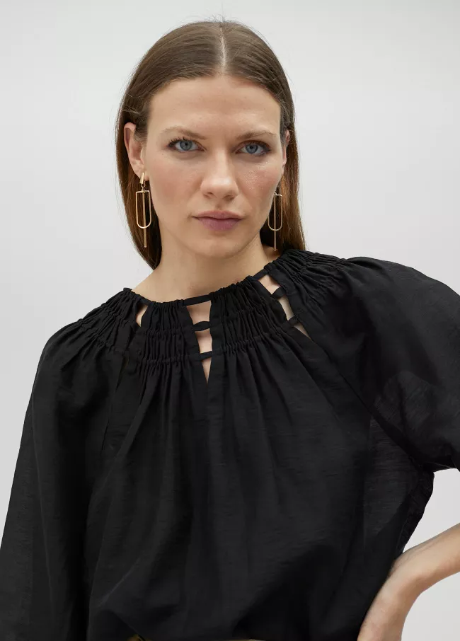 Blusa detalle cuello