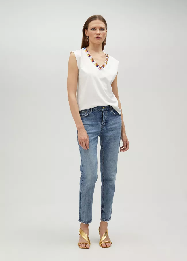 Camiseta cuello pico con pedrería