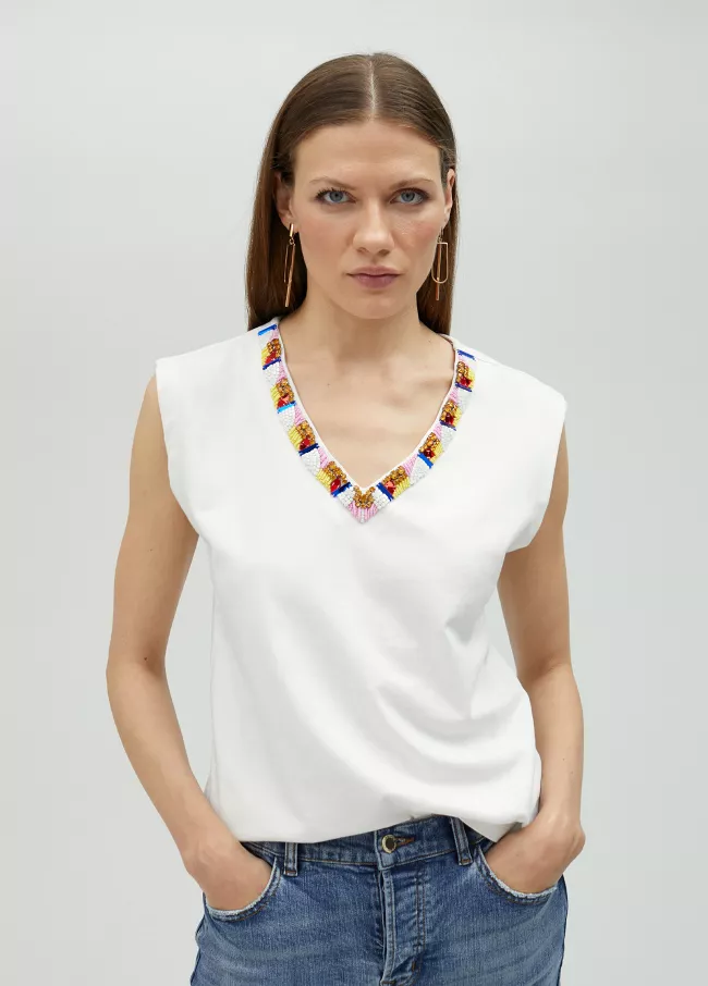 Camiseta cuello pico con pedrería