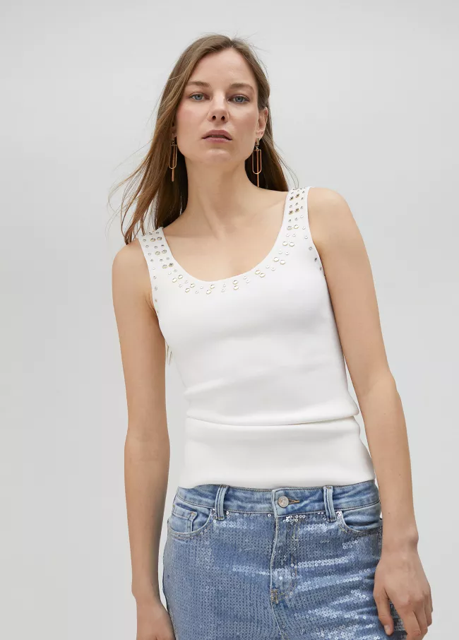 Top de punto con strass en cuello