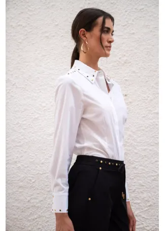 Camisa popelín entallada detalle tachas