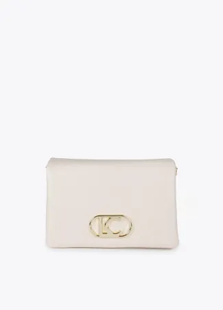 Bandolera efecto piel con tres compartimentos y solapa.