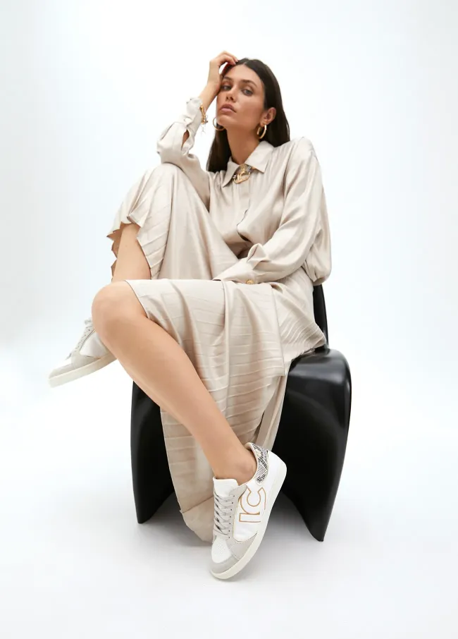 Deportiva con detalles en efecto serpiente y piel