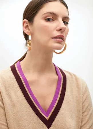 Sweater with two-tone neck
