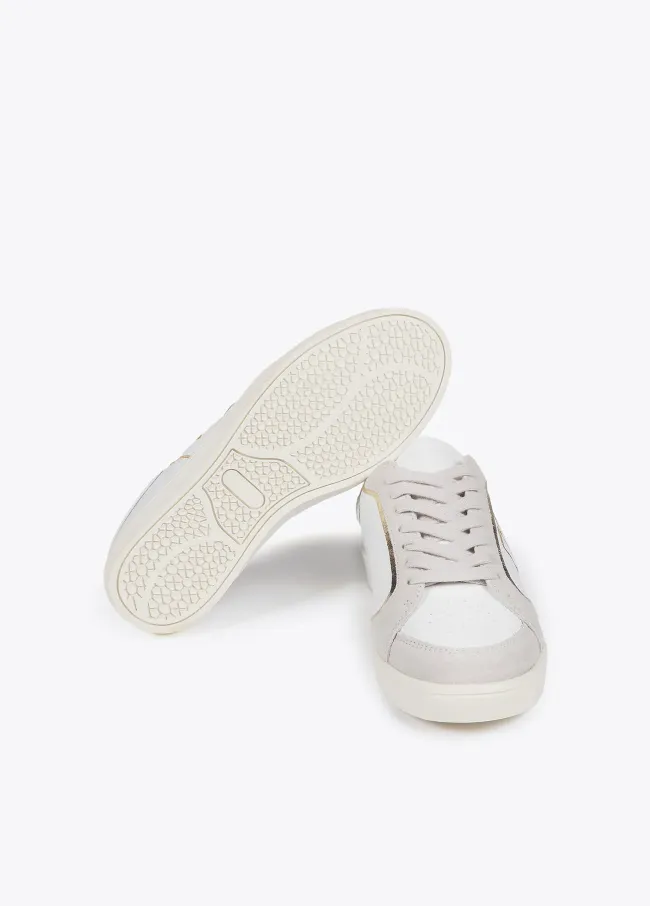 Deportiva con detalles en efecto serpiente y piel