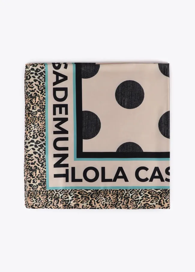 Pañuelo estampado topos y logo