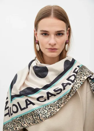 Pañuelo estampado topos y logo