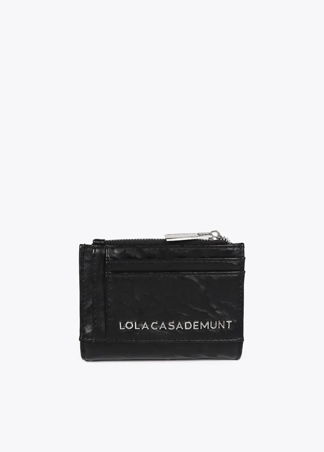Monedero efecto piel arrugada con tachas XL