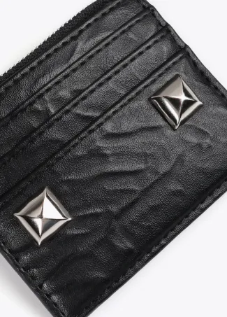 Tarjetero efecto piel arrugada con tachas XL