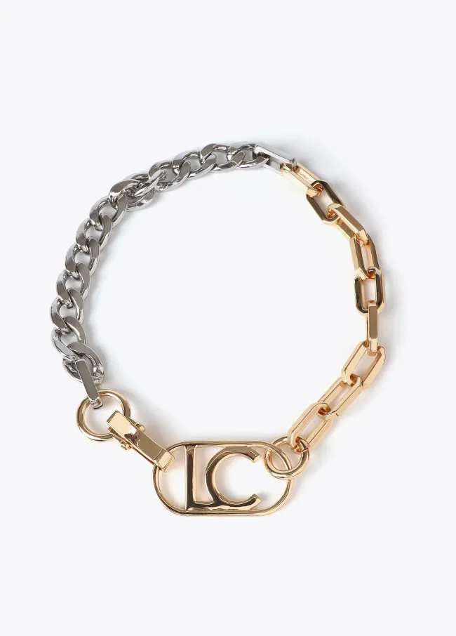 Short contrast chain necklace with oval logo