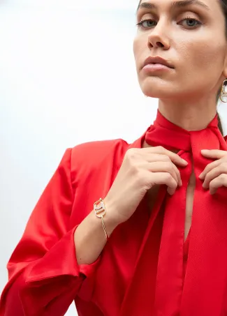 Rigid thin bangle with oval logo