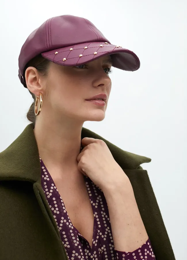 Gorra efecto piel detalle tachas