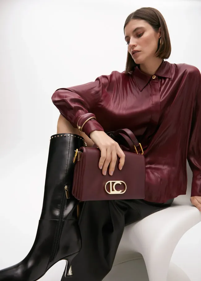 Bandolera efecto piel con tres compartimentos y...