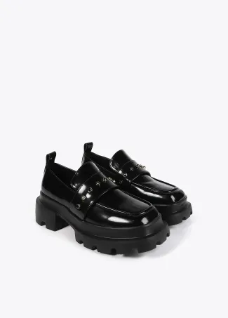 Mocasín en punta cuadrada con detalle remaches