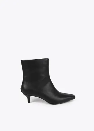 Heeled ankle boots with pointed toe