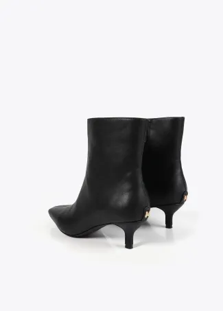 Heeled ankle boots with pointed toe