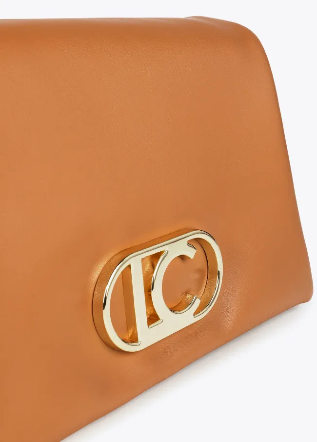 Bandolera efecto piel con tres compartimentos y...