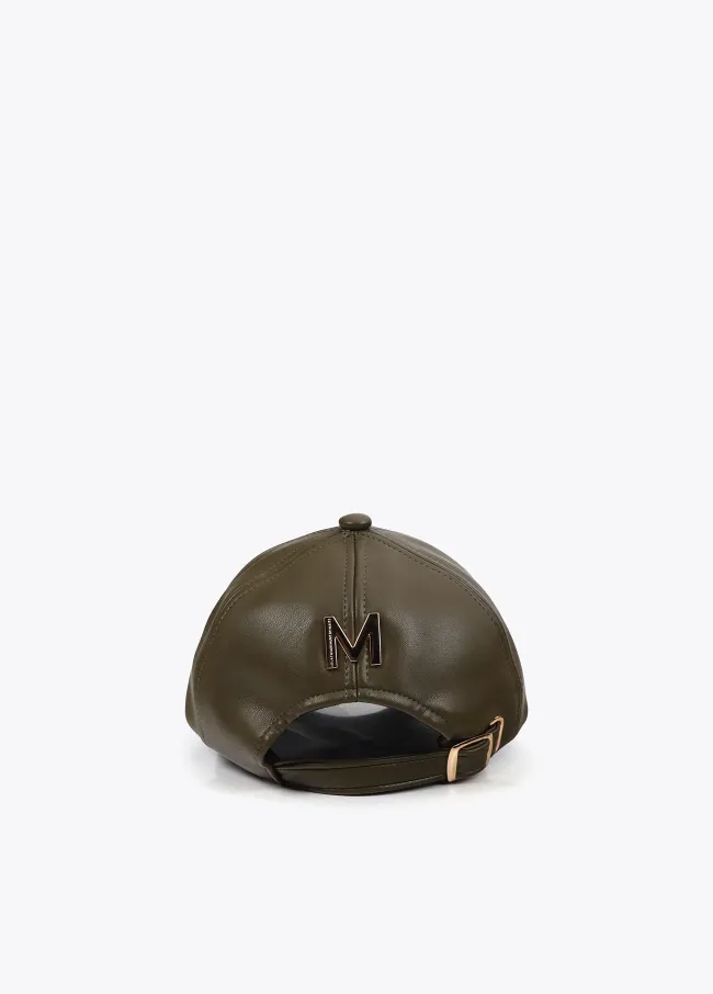 Gorra efecto piel detalle tachas