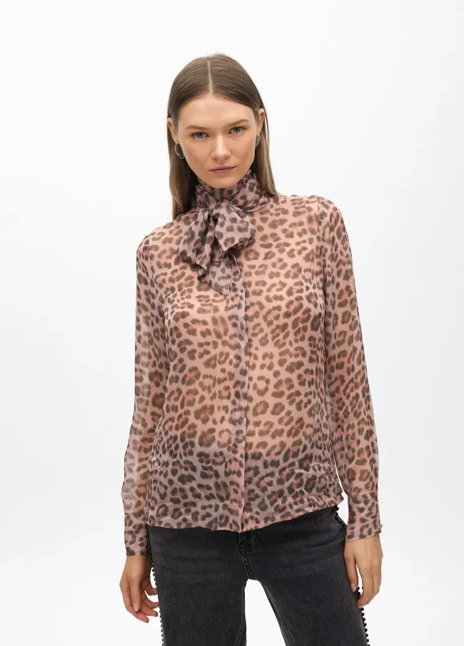 Camisa con lazada animal print