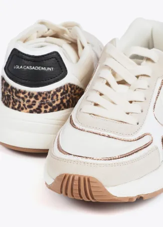 Deportiva con suela tipo running y combinación de diferntes tejidos y piel