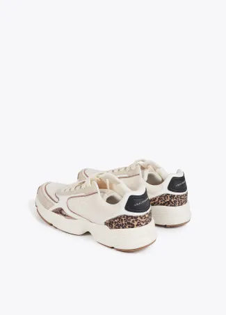 Deportiva con suela tipo running y combinación de diferntes tejidos y piel