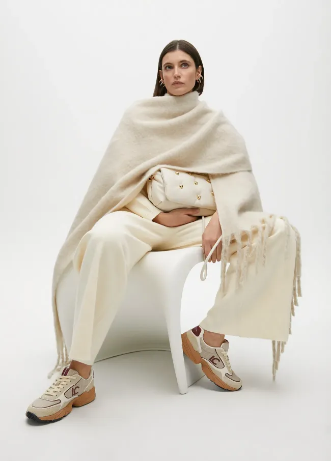 Deportiva con suela tipo running y combinación...