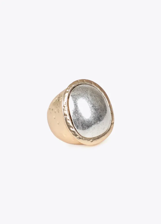 Two-tone textured ring with central piece