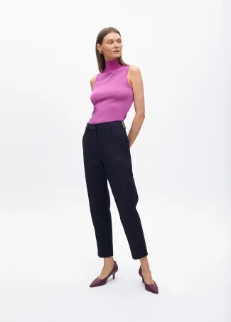 Pantalón chino con goma logotipada en strass