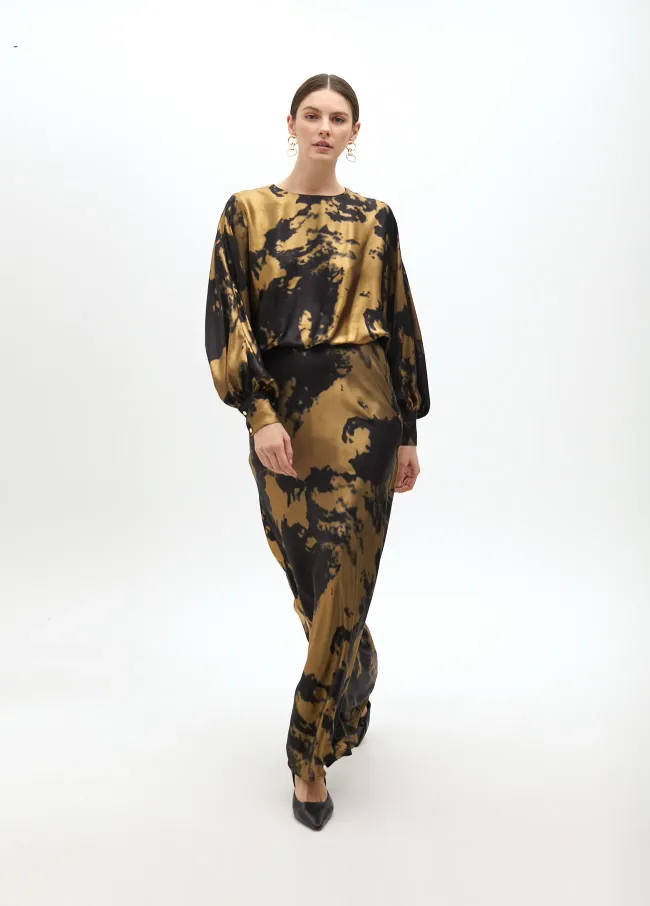 Long printed dress with asymmetrical sleeves