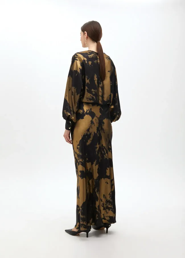 Long printed dress with asymmetrical sleeves