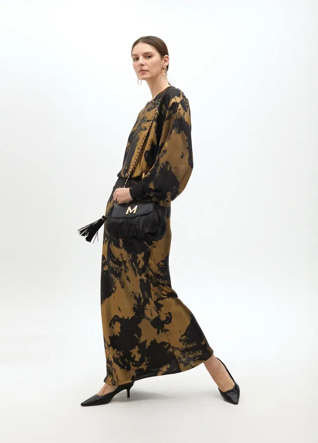 Long printed dress with asymmetrical sleeves
