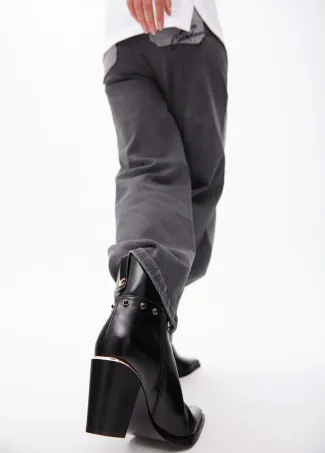 Botín de tacón tipo cowboy con detalles metalizados