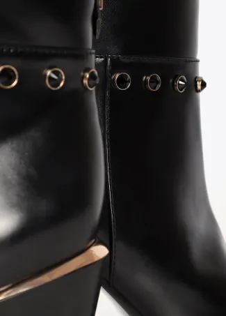 Botín de tacón tipo cowboy con detalles metalizados