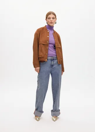 Chaqueta antelina tipo bomber detalle bolsillos