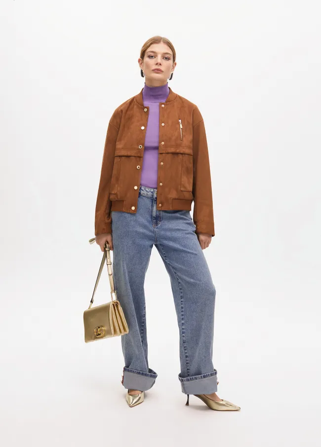 Chaqueta antelina tipo bomber detalle bolsillos