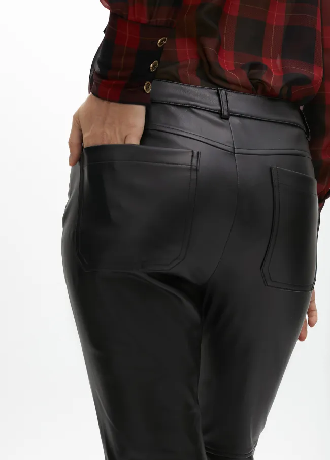 Pantalón efecto piel cremalleras