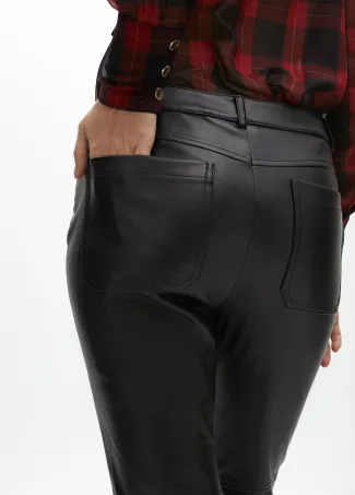 Pantalón efecto piel cremalleras
