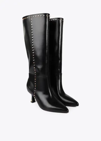 Bota alta con tacón personalizado y detalle de tachas cuadradas