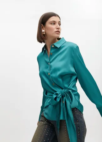 Camisa con cuello y detalle nudo en bajo