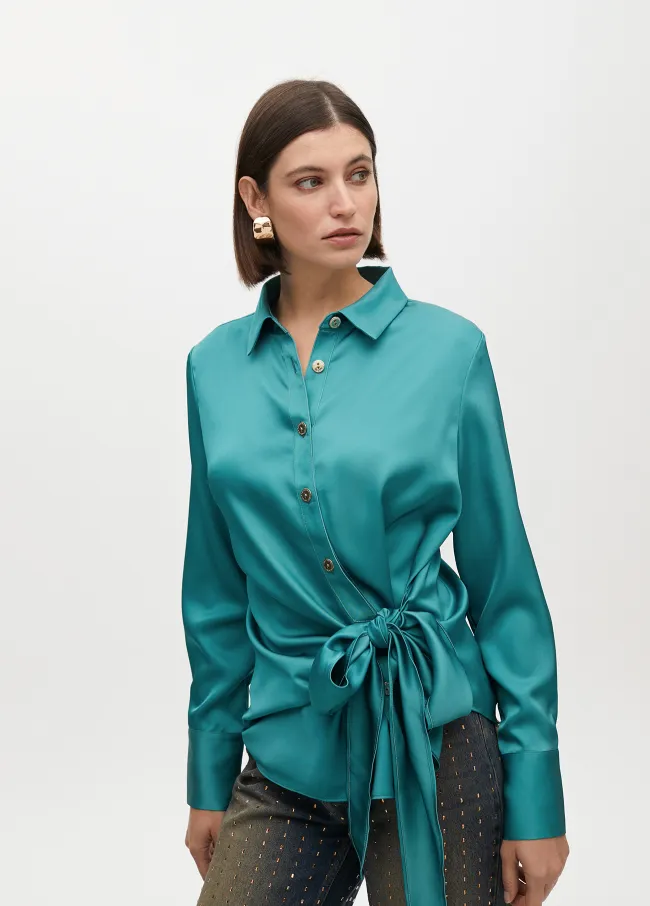 Collared shirt with knotted hem detail