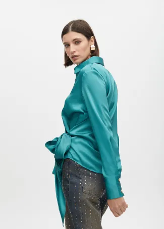 Camisa con cuello y detalle nudo en bajo