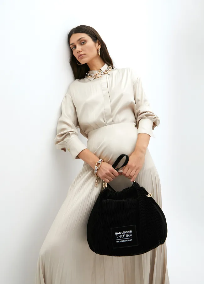 Bolso plisado efecto piel engomada con etiqueta...