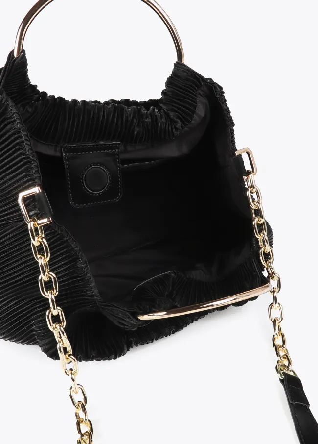 Bolso plisado efecto piel engomada con etiqueta...